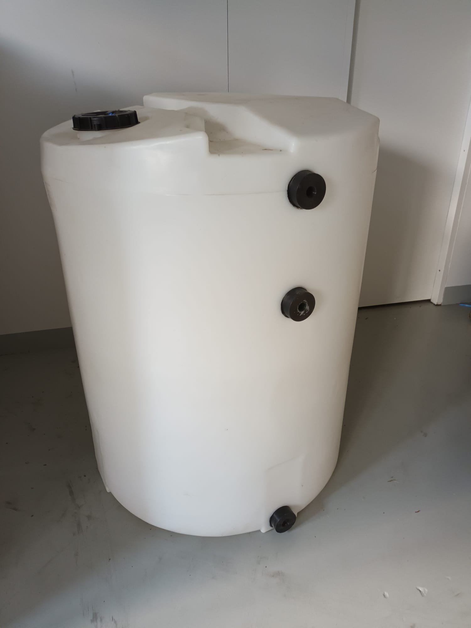1000 litran elintarvikelaatuinen vesisäiliö kierrekansi 150mm, KÄYTETTY