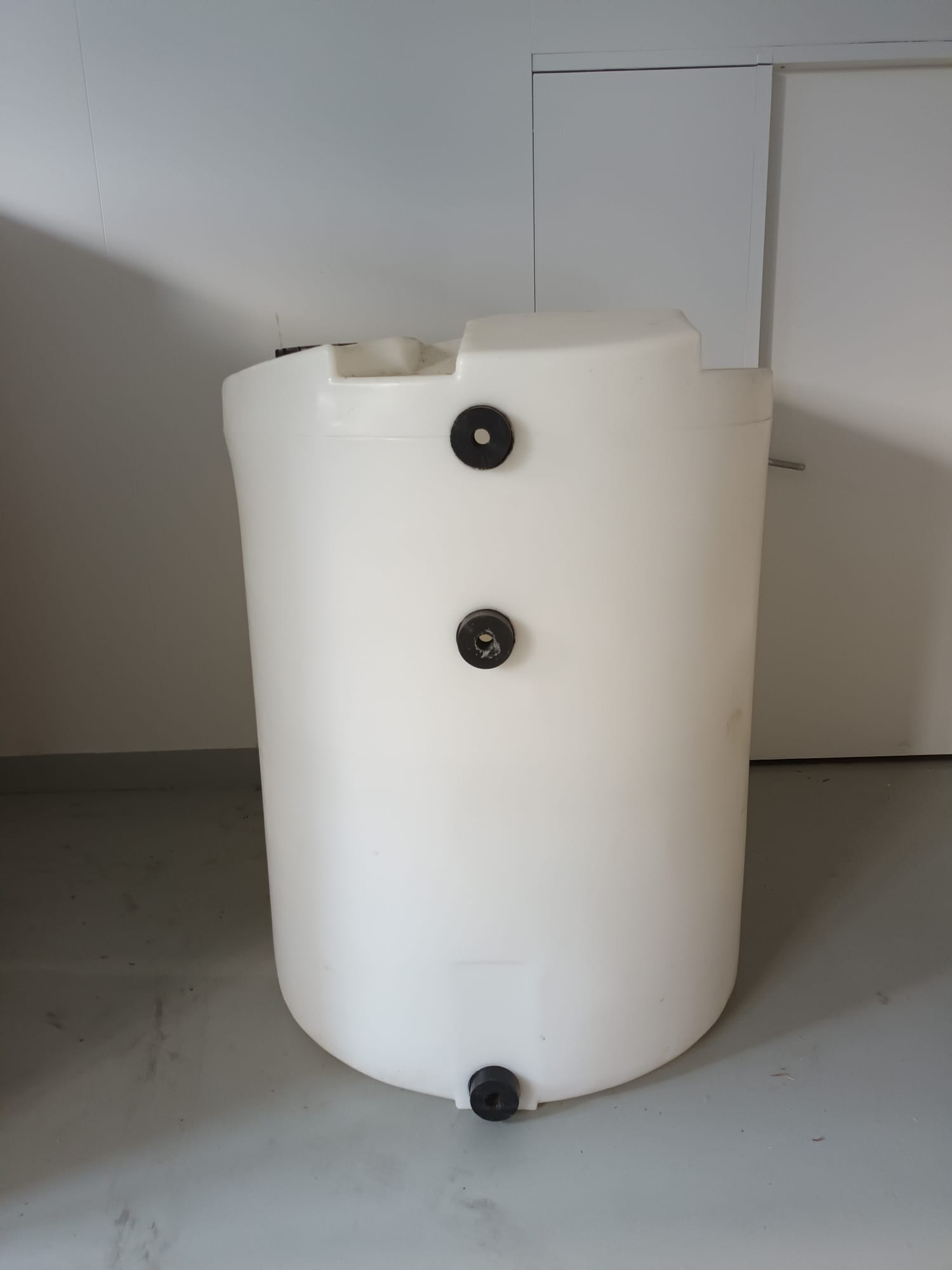 1000 litran elintarvikelaatuinen vesisäiliö kierrekansi 150mm, KÄYTETTY