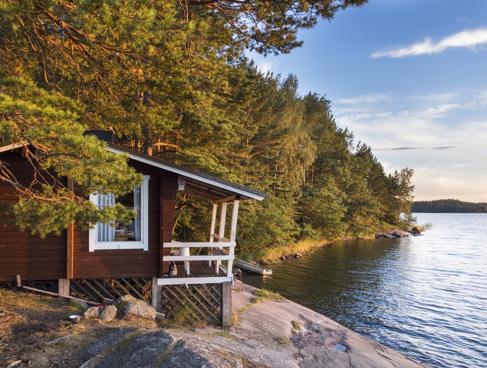 Aurinkoinen kesämökki meren rannalla