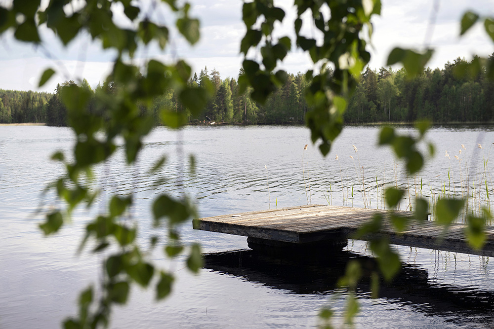 mökkimaisemassa laituri