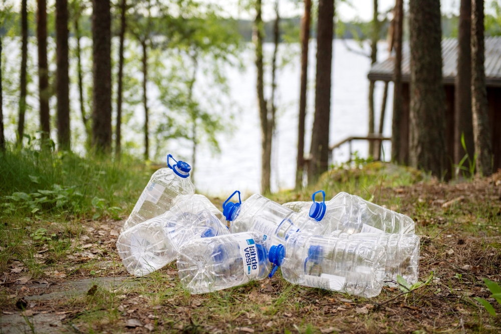 Vesikanisterit mökillä